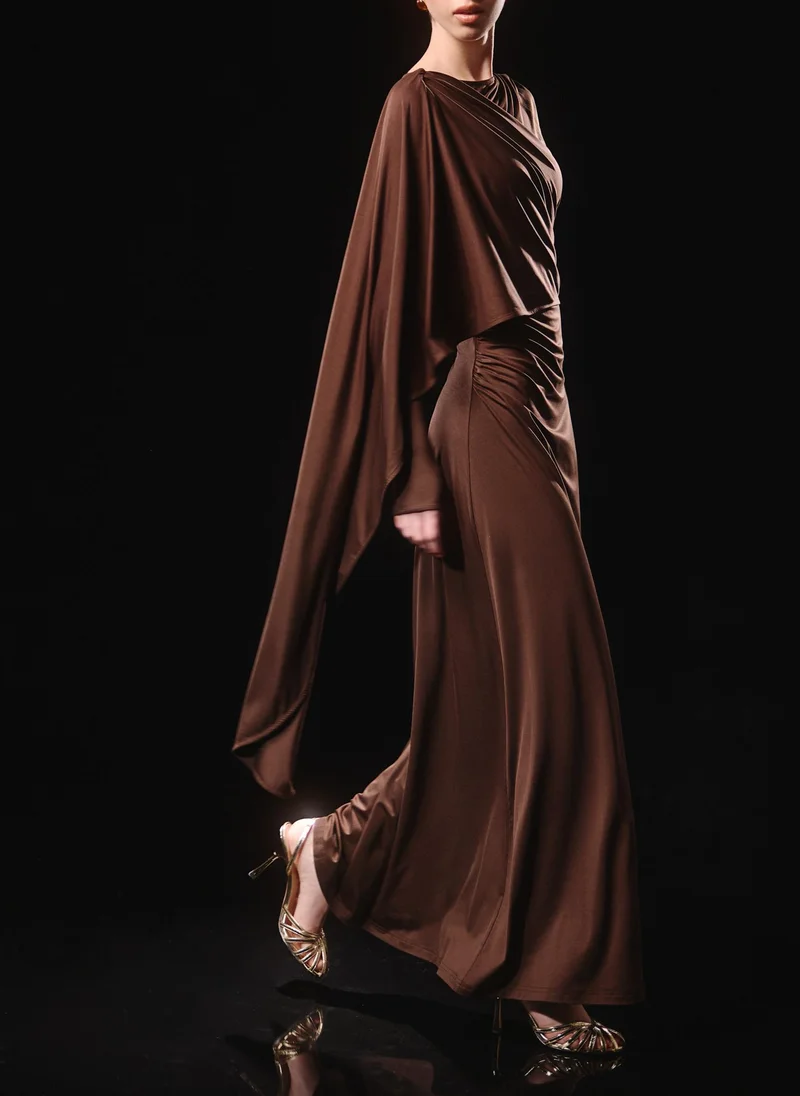 ليتشي فستان ماكسي من الجيرسيه مع عباءة بكتف واحد